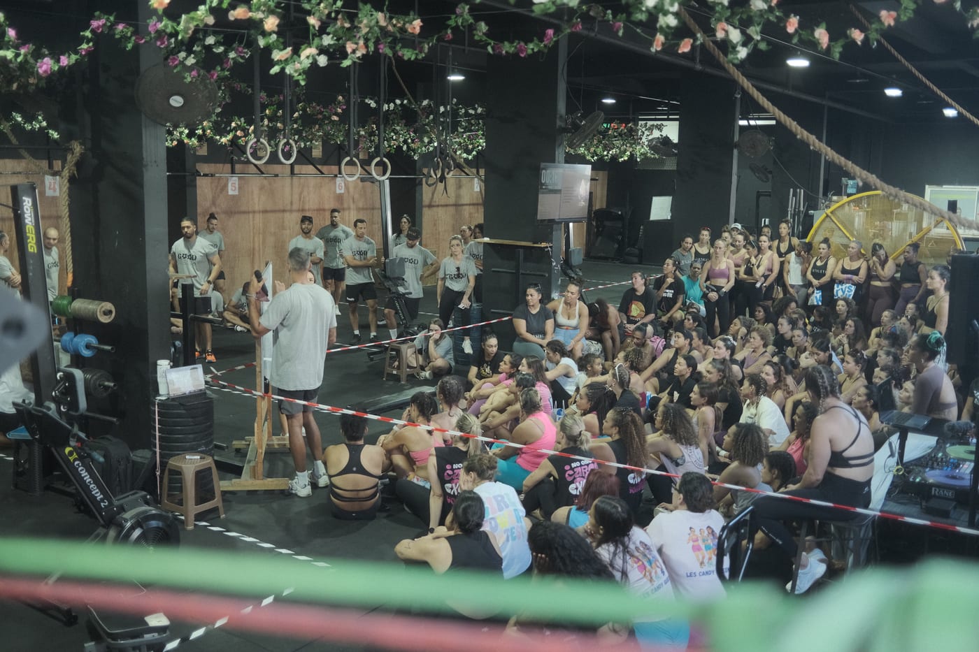 Une salle comble avant le départ d’une compétition de CrossFit